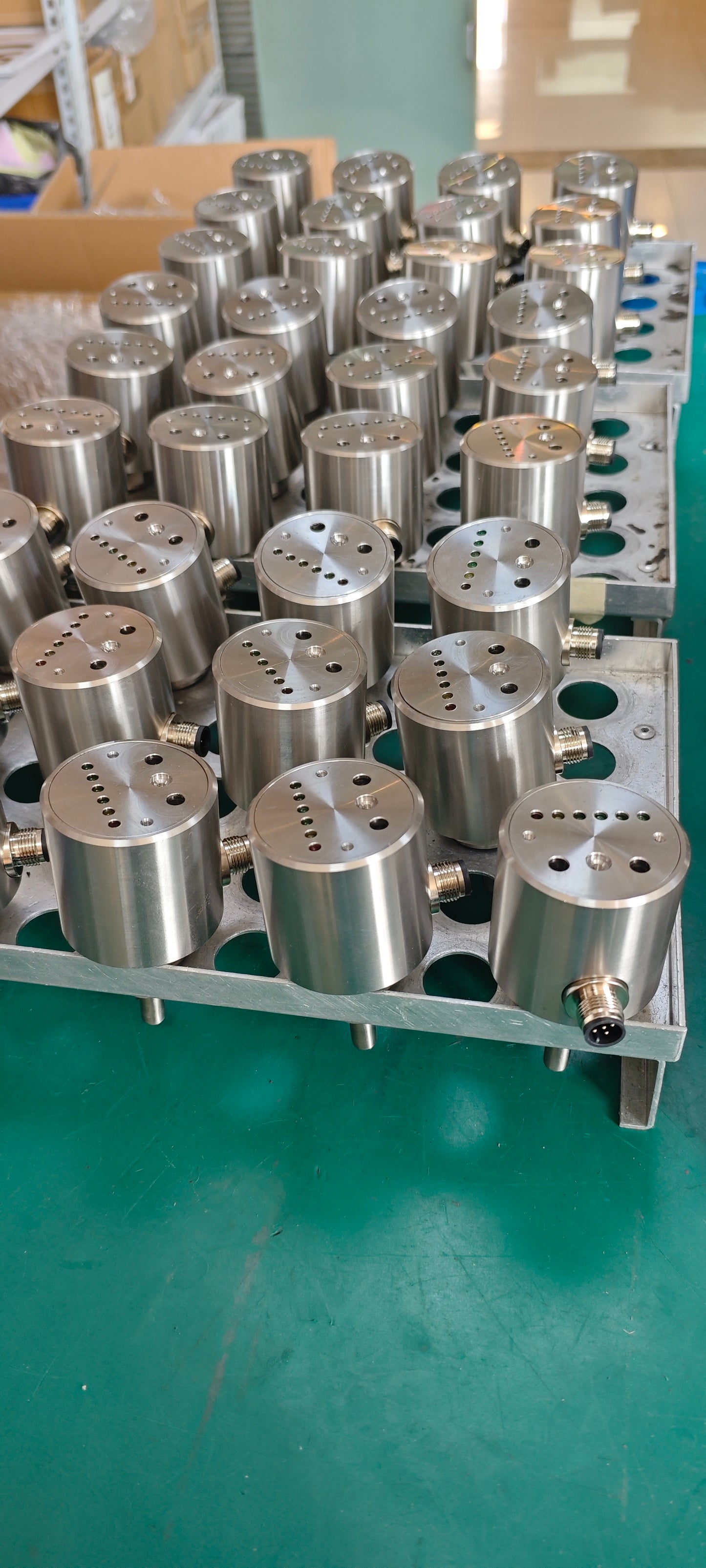 Stainless steel thermal flow switch with LED indicator – QLK400 by SV Tech Canada